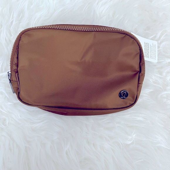 🔥🏝🛫Black and White Lululemon Everywhere Belt Bag in BURNT CARAMEL COLOR🔥🏝🛫 - Picture 1 of 3